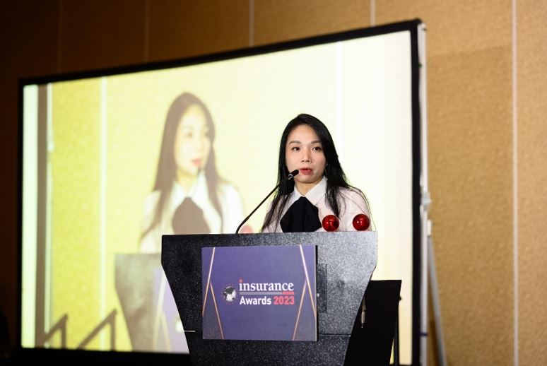 Bà Chung Trâm, Trưởng bộ phận Sản phẩm Xe cơ giới, Bảo hiểm Liberty, đại diện đội ngũ nhận giải thưởng Sáng kiến Bảo hiểm Ô tô của năm – Việt Nam