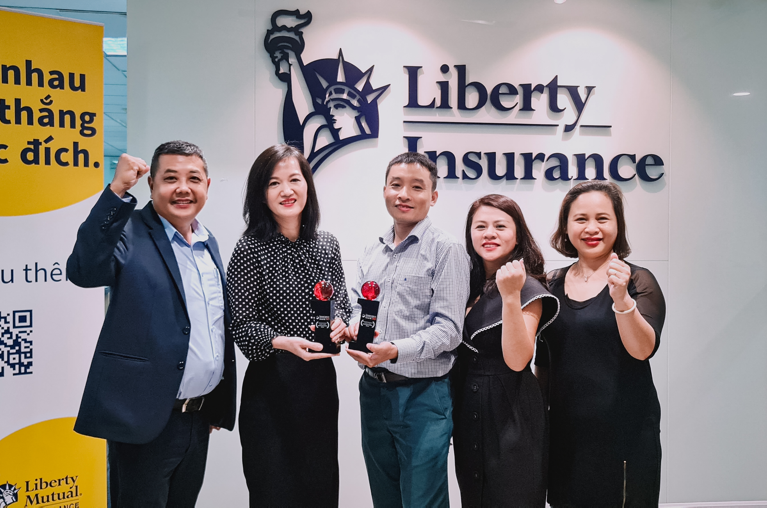 Đại diện Bảo hiểm Liberty Việt Nam vinh dự nhận cúp IAA