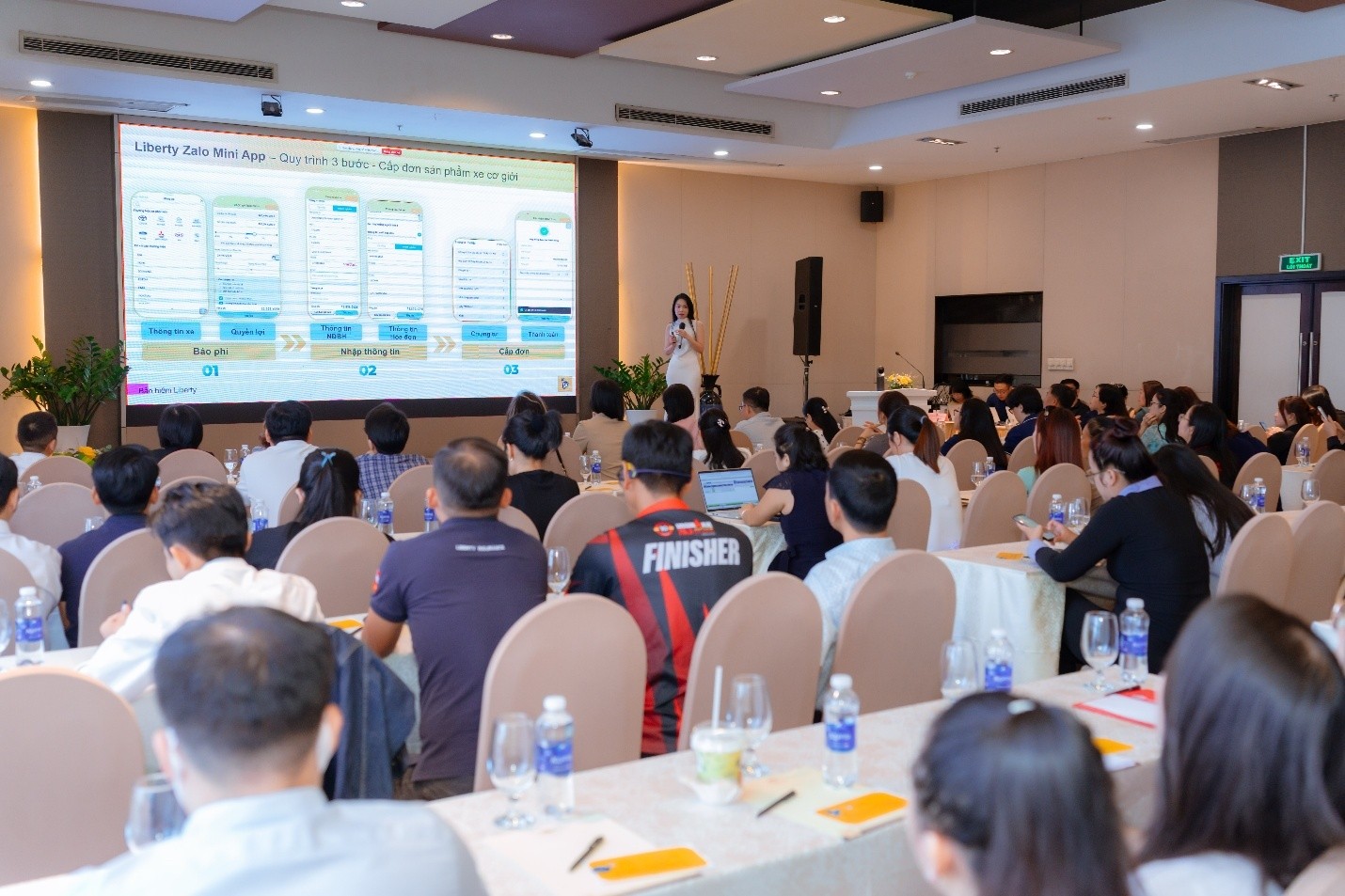 Các đại lý lắng nghe giới thiệu về Liberty Zalo Mini App từ bà Chung Trâm, Lãnh đạo Phòng Sản phẩm Xe cơ giới
