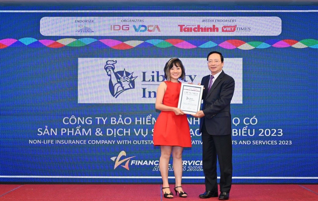 Bà Trần Thị Tố Nga - Tổng giám đốc Kinh doanh của Công ty TNHH Bảo hiểm Liberty nhận giải thưởng về sáng tạo của IDG