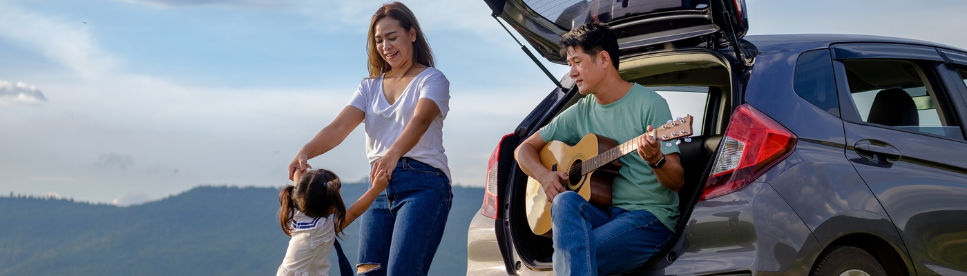 gia-đình-vui-vẻ-bên-cạnh-xe-ô-tô