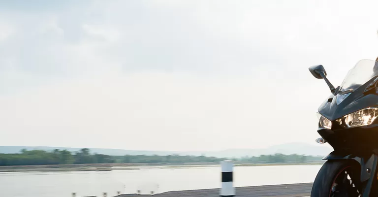 người đàn ông đang lái xe máy trên đường