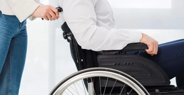 người phụ nữ đẩy xe lăn